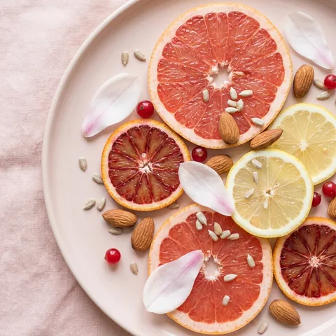 Frutas cítricas en un plato